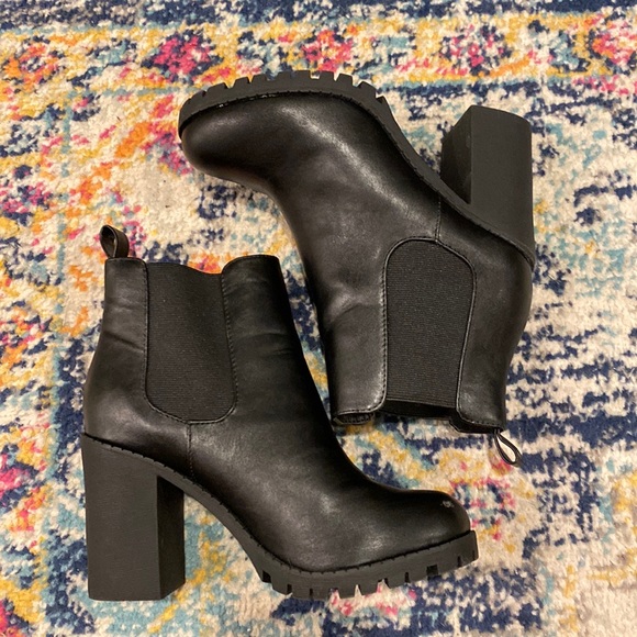 Soda / Black Chunky Heel Boots / Ankle / Lug Sole / Slip On / Round Toe - Picture 2 of 7